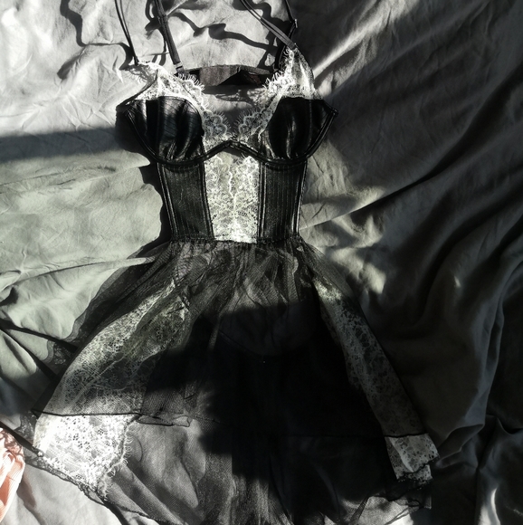 Cute French maid style Victoria's secret l… - Picture 3 of 4